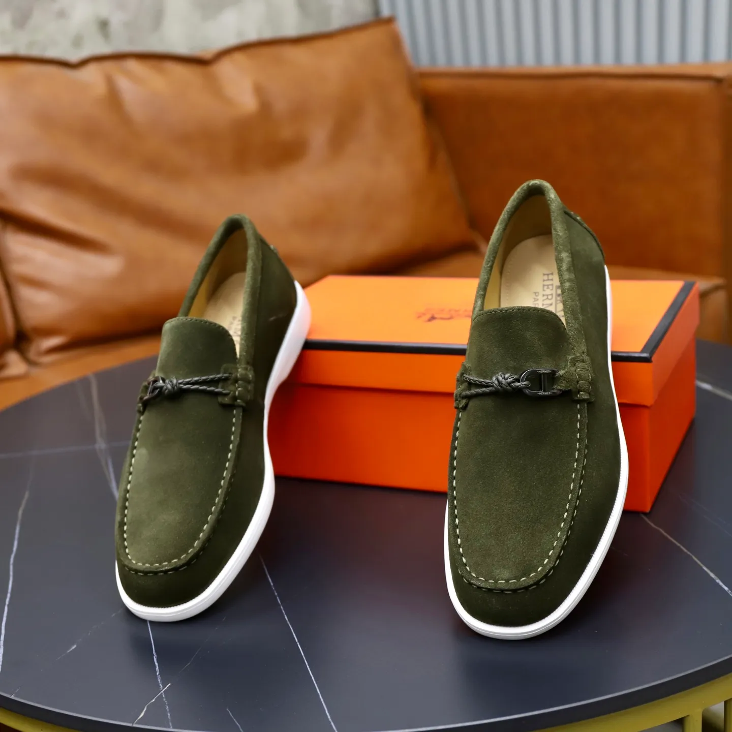 Ex-factory price: 540💰Hermès/Hermès slip-on men's shoes. This shoe is made of imported cow suede leather, with simple and smooth lines, and a 3CM rubber foam ultra-light sole combined with aerodynamic design! Youthful and fashionable, H button decoration, contrasting leather embellishment on the heel, calf lining to gently wrap your feet, with embossed logo cowhide feet, leather rock strips, casual and urban style, highlighting youthful vitality, sports and leisure version, super versatile Size number: 38-39-40-41-42-43-44 Standard leather shoe size (45 can be customized but does not support returns)